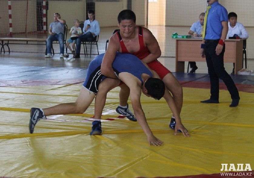 Финальный бой актауского борца Алибека Сарсенгалиева (в красном) Фото предоставлено участниками турнира