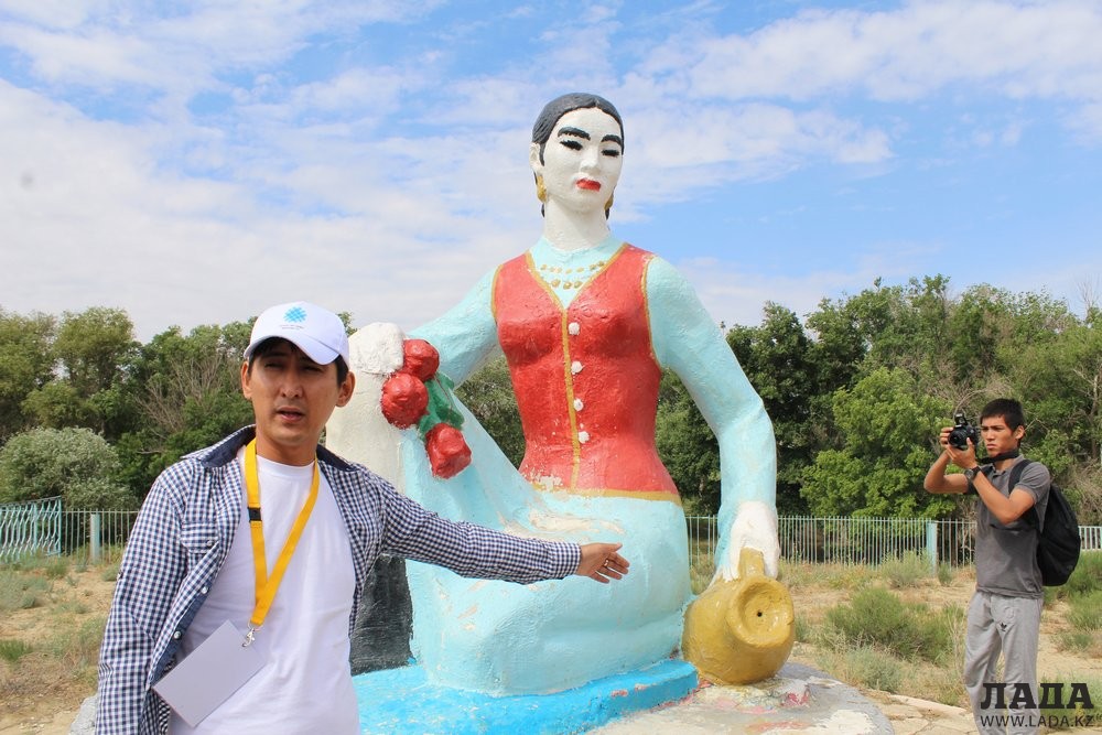 Организаторы рассказали о появлении скульптуры девушки в урочище Акмыш