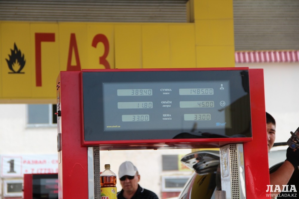 На частных заправках газ отпускают по 33 тенге и выше. Фото автора