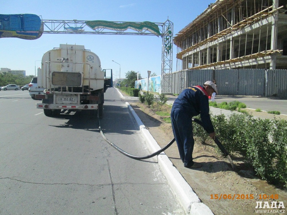 Полив зеленных насаждений работниками ТОО «Caspiy Operating»