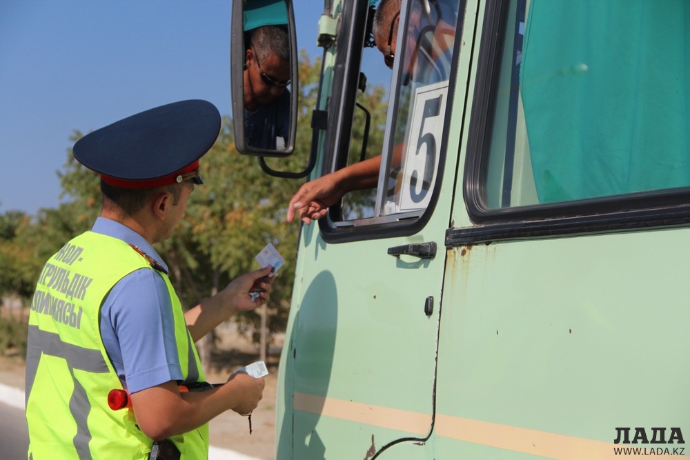 Полицейские проверили городские маршрутные автобусы. Фото автора