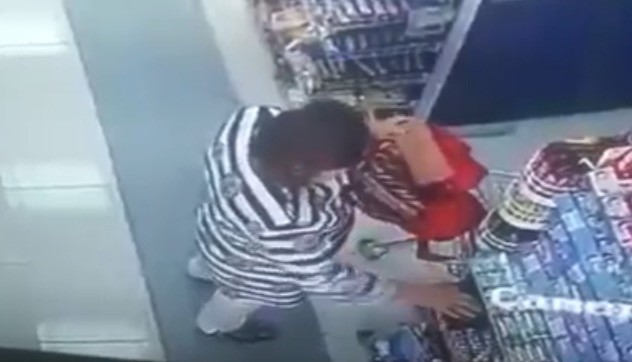 Кадр видео||news_pic_more|В Актау разыскивают женщину, присвоившую чужой кошелек в магазине