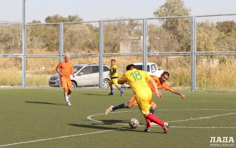 Противостояние команд &quot;Шеллси&quot; и &quot;Мангистау&quot; - 2:1. Жайик Нургазин (Шеллси, в оранжевой форме) пытается отнять мяч и соперника. Фото Кадырбека Айдарулы)||news_pic_more|<!--TBegin--><a href="https://img.lada.kz/2015-10/1443989996_img_7529.jpg" onclick="return hs.expand(this)" ><img align="left" src="https://img.lada.kz/2015-10/thumbs/1443989996_img_7529.jpg" alt='Ветеранский турнир по мини-футболу «Мангистау» вышел на финишную прямую' title='Ветеранский турнир по мини-футболу «Мангистау» вышел на финишную прямую'  /></a><!--TEnd--><br /><!--TBegin--><a href="https://img.lada.kz/2015-10/1443990064_img_7534.jpg" onclick="return hs.expand(this)" ><img align="left" src="https://img.lada.kz/2015-10/thumbs/1443990064_img_7534.jpg" alt='Ветеранский турнир по мини-футболу «Мангистау» вышел на финишную прямую' title='Ветеранский турнир по мини-футболу «Мангистау» вышел на финишную прямую'  /></a><!--TEnd--><br /><!--TBegin--><a href="https://img.lada.kz/2015-10/1443990059_img_7538.jpg" onclick="return hs.expand(this)" ><img align="left" src="https://img.lada.kz/2015-10/thumbs/1443990059_img_7538.jpg" alt='Ветеранский турнир по мини-футболу «Мангистау» вышел на финишную прямую' title='Ветеранский турнир по мини-футболу «Мангистау» вышел на финишную прямую'  /></a><!--TEnd--><br /><!--TBegin--><a href="https://img.lada.kz/2015-10/1443990029_img_7543.jpg" onclick="return hs.expand(this)" ><img align="left" src="https://img.lada.kz/2015-10/thumbs/1443990029_img_7543.jpg" alt='Ветеранский турнир по мини-футболу «Мангистау» вышел на финишную прямую' title='Ветеранский турнир по мини-футболу «Мангистау» вышел на финишную прямую'  /></a><!--TEnd--><br /><!--TBegin--><a href="https://img.lada.kz/2015-10/1443990013_img_7555.jpg" onclick="return hs.expand(this)" ><img align="left" src="https://img.lada.kz/2015-10/thumbs/1443990013_img_7555.jpg" alt='Ветеранский турнир по мини-футболу «Мангистау» вышел на финишную прямую' title='Ветеранский турнир по мини-футболу «Мангистау» вышел на финишную прямую'  /></a><!--TEnd--><br /><!--TBegin--><a href="https://img.lada.kz/2015-10/1443990060_img_7559.jpg" onclick="return hs.expand(this)" ><img align="left" src="https://img.lada.kz/2015-10/thumbs/1443990060_img_7559.jpg" alt='Ветеранский турнир по мини-футболу «Мангистау» вышел на финишную прямую' title='Ветеранский турнир по мини-футболу «Мангистау» вышел на финишную прямую'  /></a><!--TEnd--><br /><!--TBegin--><a href="https://img.lada.kz/2015-10/1443990052_img_7560.jpg" onclick="return hs.expand(this)" ><img align="left" src="https://img.lada.kz/2015-10/thumbs/1443990052_img_7560.jpg" alt='Ветеранский турнир по мини-футболу «Мангистау» вышел на финишную прямую' title='Ветеранский турнир по мини-футболу «Мангистау» вышел на финишную прямую'  /></a><!--TEnd--><br /><!--TBegin--><a href="https://img.lada.kz/2015-10/1443990016_img_7563.jpg" onclick="return hs.expand(this)" ><img align="left" src="https://img.lada.kz/2015-10/thumbs/1443990016_img_7563.jpg" alt='Ветеранский турнир по мини-футболу «Мангистау» вышел на финишную прямую' title='Ветеранский турнир по мини-футболу «Мангистау» вышел на финишную прямую'  /></a><!--TEnd--><br /><!--TBegin--><a href="https://img.lada.kz/2015-10/1443990094_img_7568.jpg" onclick="return hs.expand(this)" ><img align="left" src="https://img.lada.kz/2015-10/thumbs/1443990094_img_7568.jpg" alt='Ветеранский турнир по мини-футболу «Мангистау» вышел на финишную прямую' title='Ветеранский турнир по мини-футболу «Мангистау» вышел на финишную прямую'  /></a><!--TEnd--><br /><!--TBegin--><a href="https://img.lada.kz/2015-10/1443990017_img_7574.jpg" onclick="return hs.expand(this)" ><img align="left" src="https://img.lada.kz/2015-10/thumbs/1443990017_img_7574.jpg" alt='Ветеранский турнир по мини-футболу «Мангистау» вышел на финишную прямую' title='Ветеранский турнир по мини-футболу «Мангистау» вышел на финишную прямую'  /></a><!--TEnd--><br /><!--TBegin--><a href="https://img.lada.kz/2015-10/1443990090_img_7592.jpg" onclick="return hs.expand(this)" ><img align="left" src="https://img.lada.kz/2015-10/thumbs/1443990090_img_7592.jpg" alt='Ветеранский турнир по мини-футболу «Мангистау» вышел на финишную прямую' title='Ветеранский турнир по мини-футболу «Мангистау» вышел на финишную прямую'  /></a><!--TEnd--><br /><!--TBegin--><a href="https://img.lada.kz/2015-10/1443990041_img_7593.jpg" onclick="return hs.expand(this)" ><img align="left" src="https://img.lada.kz/2015-10/thumbs/1443990041_img_7593.jpg" alt='Ветеранский турнир по мини-футболу «Мангистау» вышел на финишную прямую' title='Ветеранский турнир по мини-футболу «Мангистау» вышел на финишную прямую'  /></a><!--TEnd--><br /><!--TBegin--><a href="https://img.lada.kz/2015-10/1443990101_img_7595.jpg" onclick="return hs.expand(this)" ><img align="left" src="https://img.lada.kz/2015-10/thumbs/1443990101_img_7595.jpg" alt='Ветеранский турнир по мини-футболу «Мангистау» вышел на финишную прямую' title='Ветеранский турнир по мини-футболу «Мангистау» вышел на финишную прямую'  /></a><!--TEnd--><br /><!--TBegin--><a href="https://img.lada.kz/2015-10/1443990020_img_7597.jpg" onclick="return hs.expand(this)" ><img align="left" src="https://img.lada.kz/2015-10/thumbs/1443990020_img_7597.jpg" alt='Ветеранский турнир по мини-футболу «Мангистау» вышел на финишную прямую' title='Ветеранский турнир по мини-футболу «Мангистау» вышел на финишную прямую'  /></a><!--TEnd--><br /><!--TBegin--><a href="https://img.lada.kz/2015-10/1443990098_img_7599.jpg" onclick="return hs.expand(this)" ><img align="left" src="https://img.lada.kz/2015-10/thumbs/1443990098_img_7599.jpg" alt='Ветеранский турнир по мини-футболу «Мангистау» вышел на финишную прямую' title='Ветеранский турнир по мини-футболу «Мангистау» вышел на финишную прямую'  /></a><!--TEnd--><br /><!--TBegin--><a href="https://img.lada.kz/2015-10/1443990024_img_7602.jpg" onclick="return hs.expand(this)" ><img align="left" src="https://img.lada.kz/2015-10/thumbs/1443990024_img_7602.jpg" alt='Ветеранский турнир по мини-футболу «Мангистау» вышел на финишную прямую' title='Ветеранский турнир по мини-футболу «Мангистау» вышел на финишную прямую'  /></a><!--TEnd--><br /><!--TBegin--><a href="https://img.lada.kz/2015-10/1443990025_img_7604.jpg" onclick="return hs.expand(this)" ><img align="left" src="https://img.lada.kz/2015-10/thumbs/1443990025_img_7604.jpg" alt='Ветеранский турнир по мини-футболу «Мангистау» вышел на финишную прямую' title='Ветеранский турнир по мини-футболу «Мангистау» вышел на финишную прямую'  /></a><!--TEnd-->