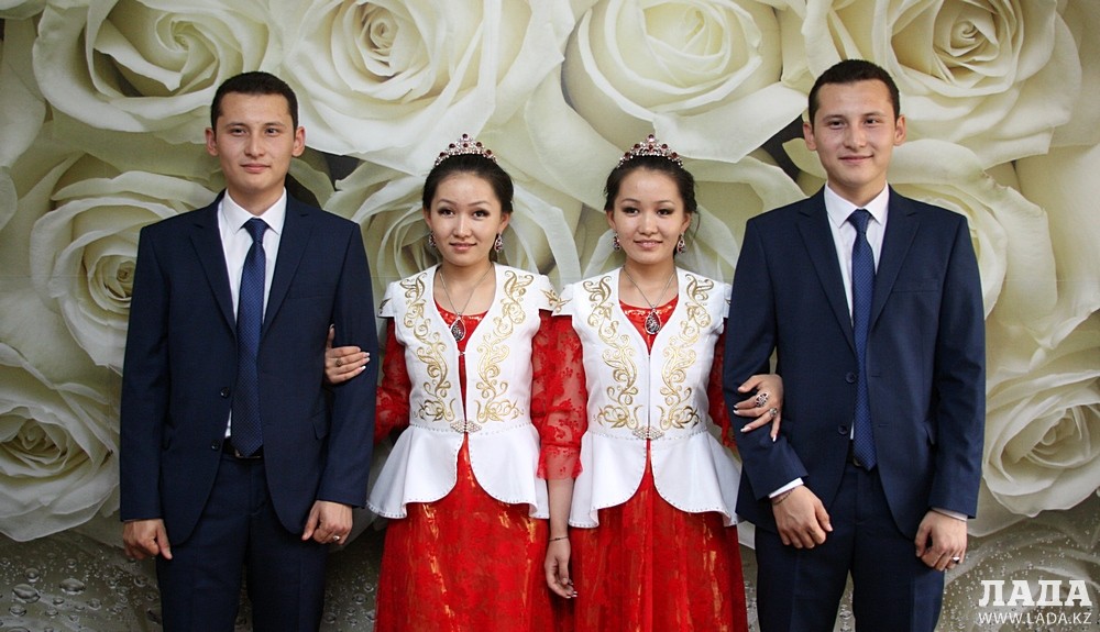 Актауские близнецы нашли невест-двойняшек в Уральске