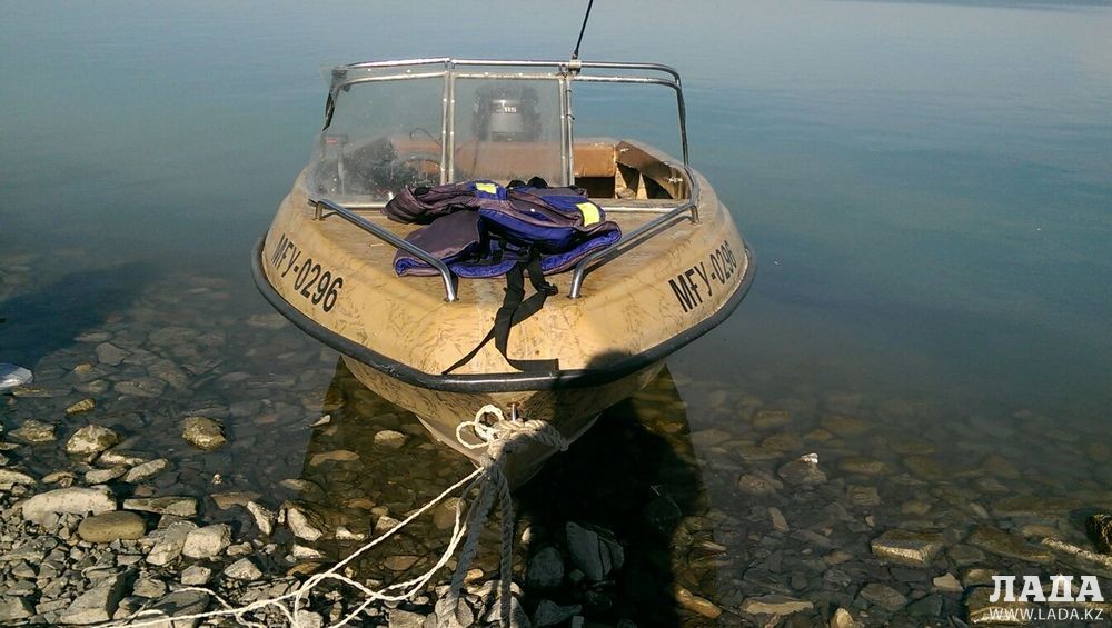 Найденная лодка, в которой были обнаружены спасательные жилеты. Фото из архива &quot;Лады&quot;