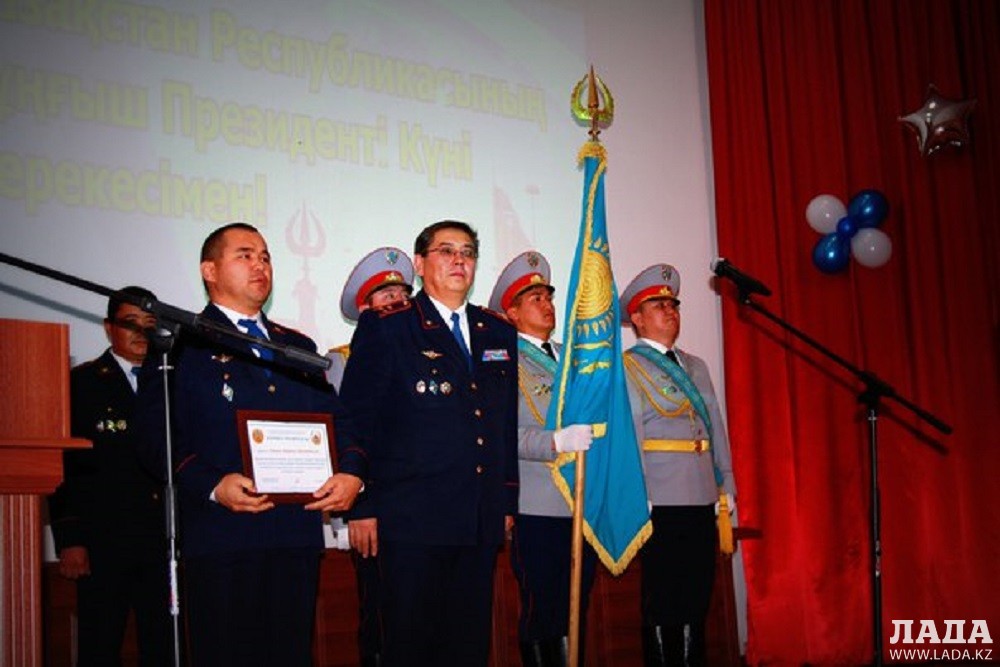 Полковник Бокен Жумагали на награждении отличившихся сотрудников. Фото Шолпан Юлдашевой