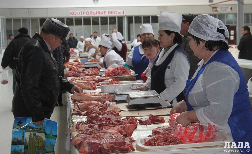 мясные ряды продовольственного рынка