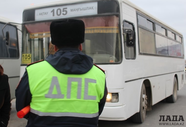 Проверка автобуса, водитель которого допустил три нарушения. Фото Сергея Кораблева