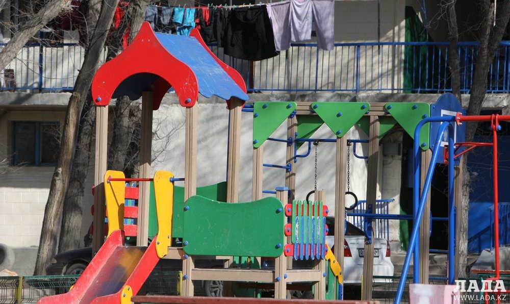 В 3 микрорайоне Актау родители боятся отпускать детей на детские площадки. Фото Ольги Ярославской