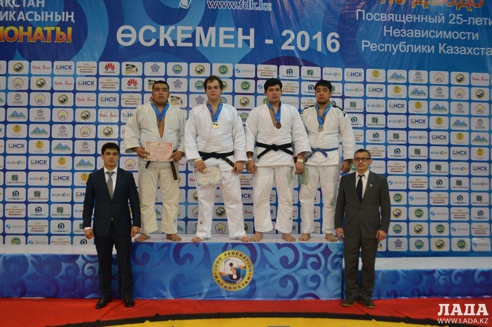 Серебряный призер Нурдаулет Жарылгапов (крайний слева). Фото Жамбыла Бисенкулова