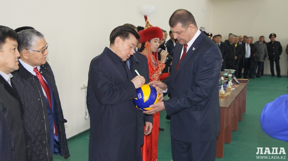 Аким Мангистау Алик Айдарбаев подписывает мяч. Фото автора