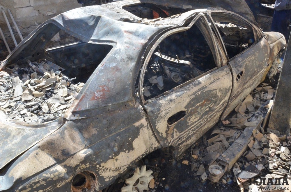 Одна из сгоревших автомашин. Фото службы пожаротушения