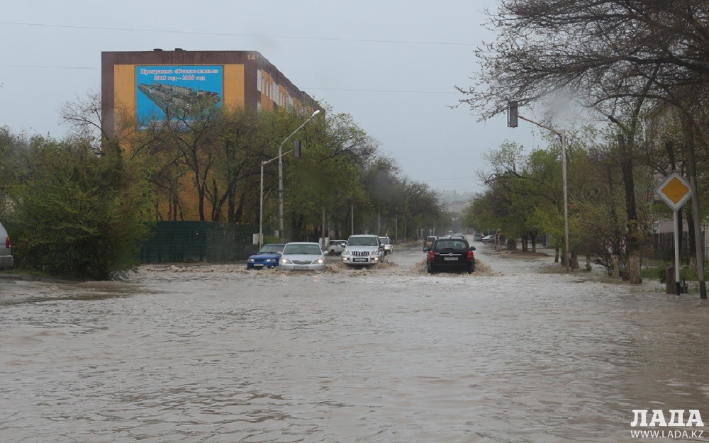 В Актау подтопило несколько городских дорог после проливных дождей