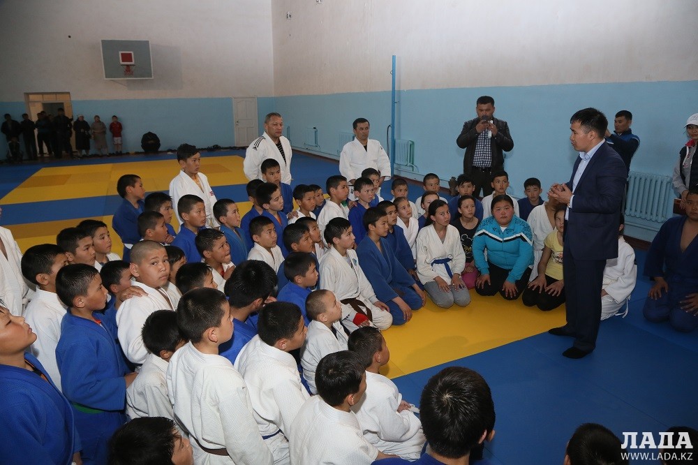 Манарбек Бисекенов дает наставления воспитанникам спортшколы. Фото Жаната Айганина