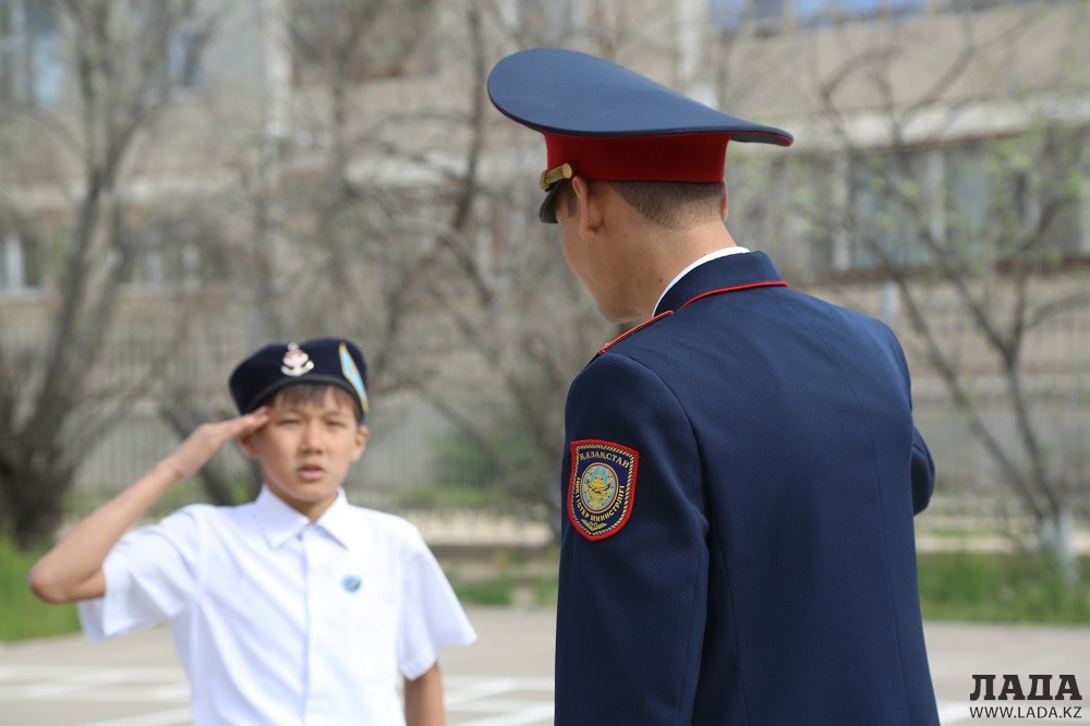 Инспекторы полиции оценивали старания юных ЮИДовцев. Фото Жаната Айганина