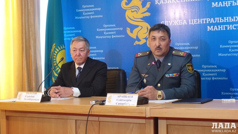 Председатель областного совета ветеранов Серикбай Толетов и начальник департамента по делам обороны Сейткерим Арапбаев