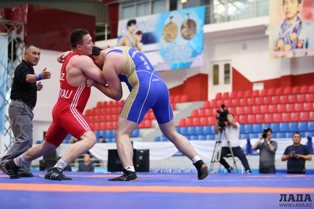 Поединок Салавата Ахметкали (в синем) - серебряного призера международного турнира. Фото предоставил Марат Бейсенбаев