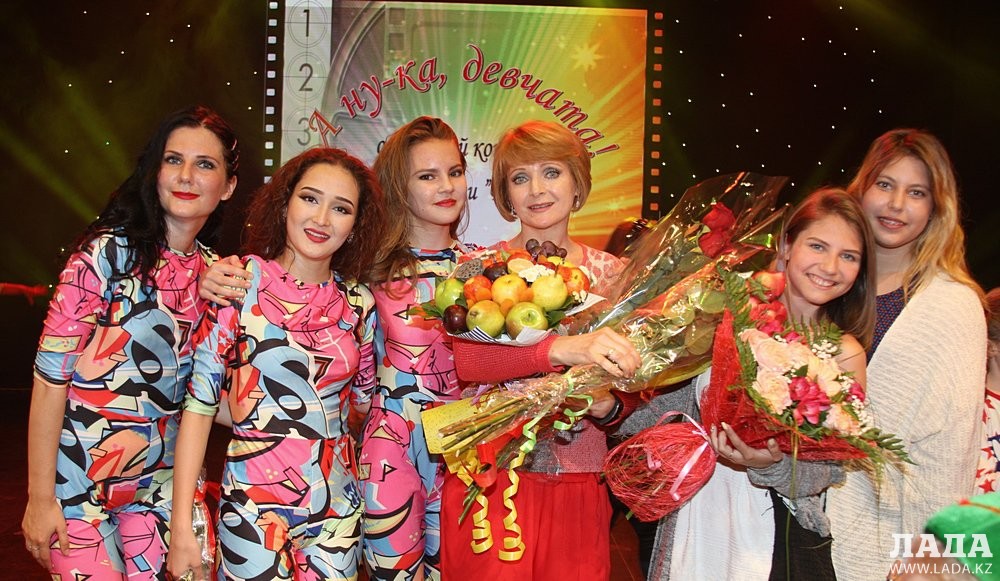 Тамара Пихтерева с участницами коллектива
