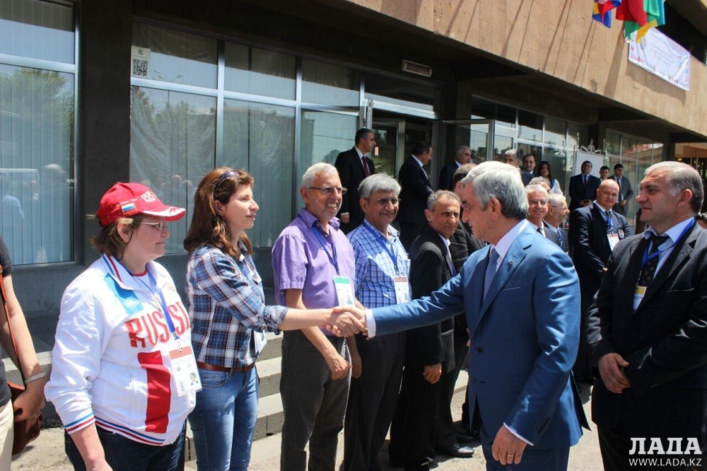 Наталью Горохову поздравляет президент Армении Серж Саргсян. Фото предоставили в управлении спорта