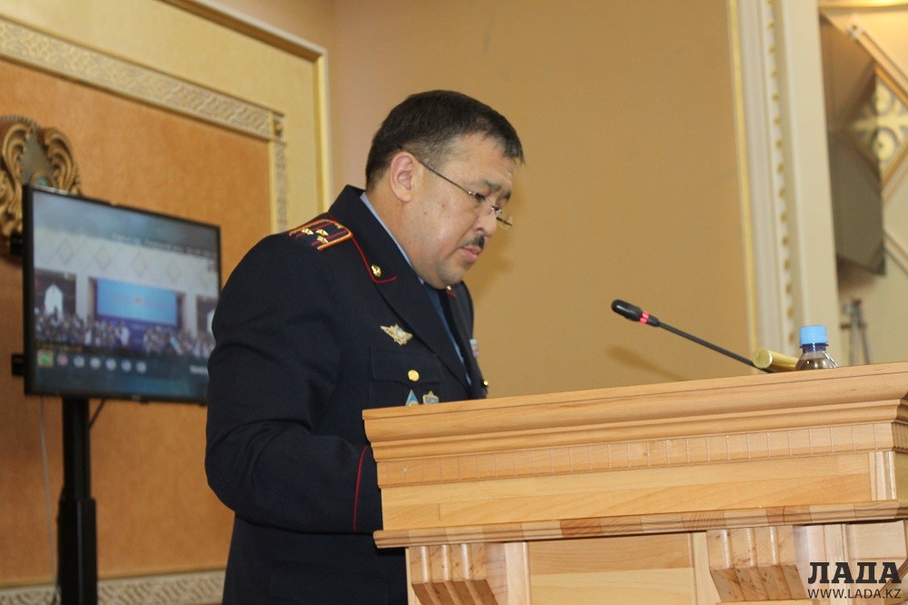 Кайрат Дальбеков на отчетной встрече с населением. Фото автора