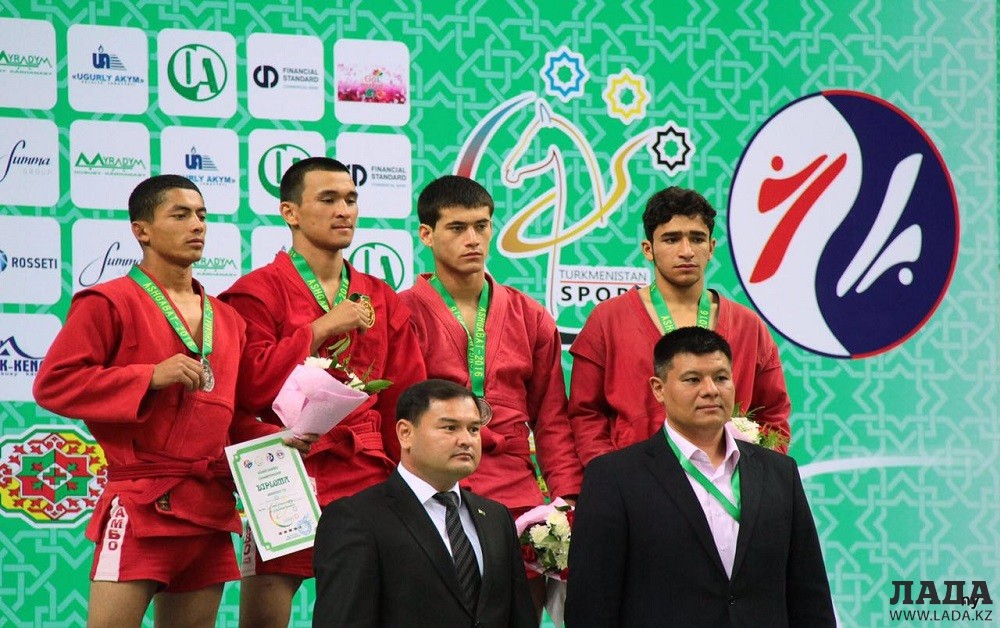 Бауыржан Сагынгалиулы (второй слева). Фото предоставлено спортшколой &quot;Жастар&quot;