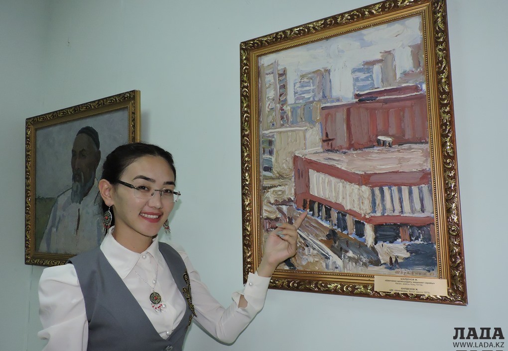 Экскурсовод Индира Жумагалиева демонстрирует картину, на которой атырауский художник изобразил КДК им.Абая. Фото автора