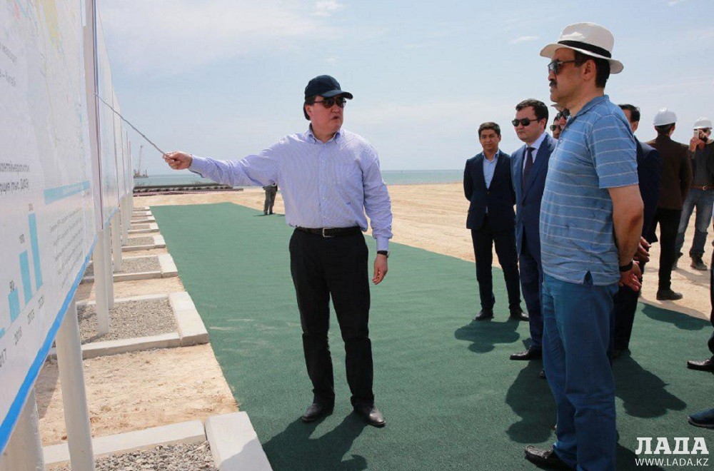 Аскар Мамин презентует проект строительства паромного комплекса в порту Курык Кариму Масимову