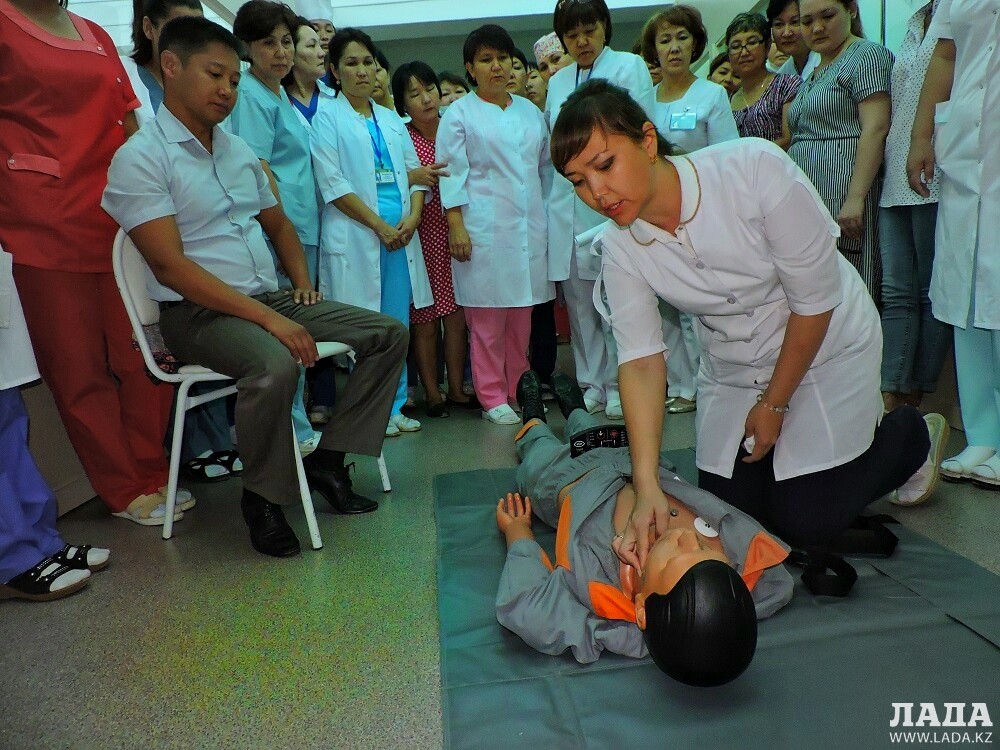 Медсестра кардиореанимации Эльмира Масагараева демонстрирует действия при остановке сердца. Фото автора