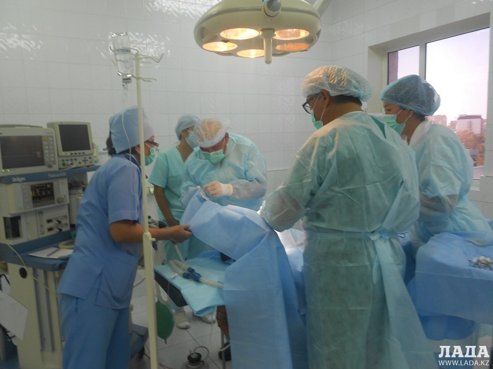 Момент проведения операции. Фото предоставлено детской больницей