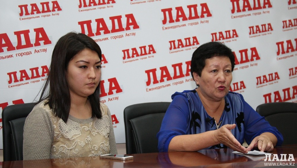 Участница ДТП Айдана Маликкызы вместе с матерью Нуржамал Тугесбаевой. Фото Ольги Ярославской