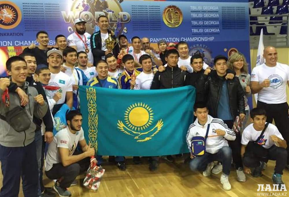 Казахстанские спортсмены на чемпионате в Грузии после церемонии награждения