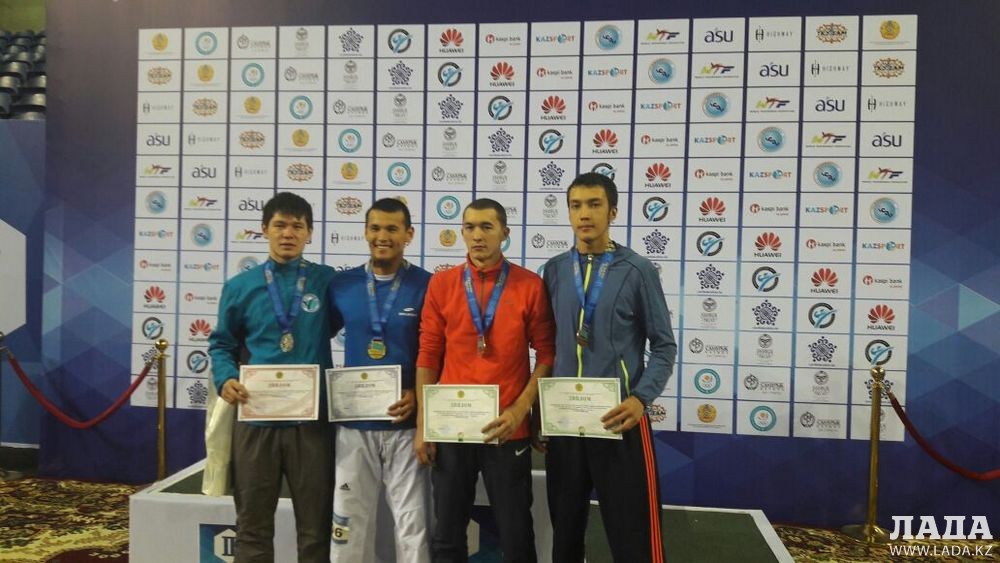 Кайрат Сарымсаков (второй справа). Фото предоставлено участниками соревнований