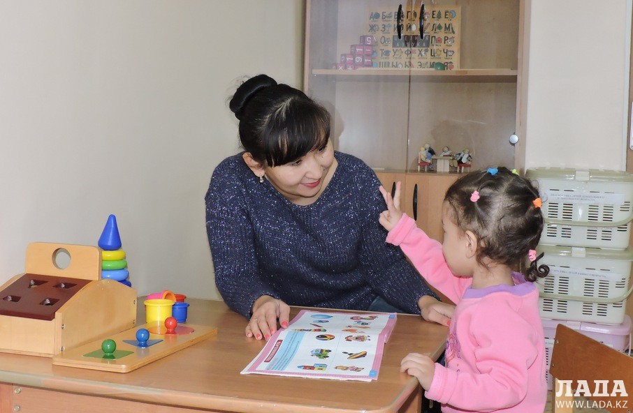 Жанаргул Ескалиева консультирует воспитанницу Дома ребенка. Фото автора