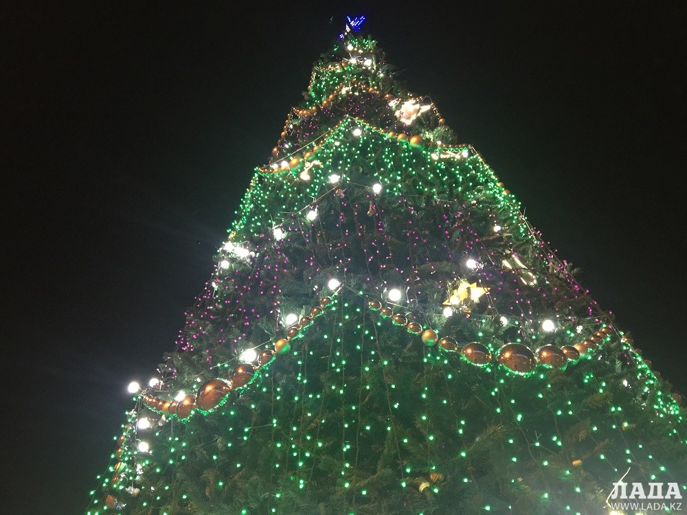 актау. елка актау 2021 год. елка новогодняя украшенная. новый год в караганде. новый год актау.