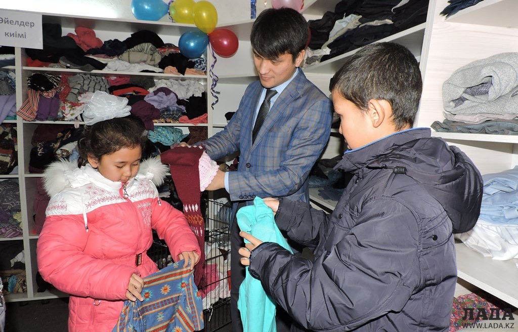 Алибек Мусаев помогает подобрать одежду детям. Фото автора