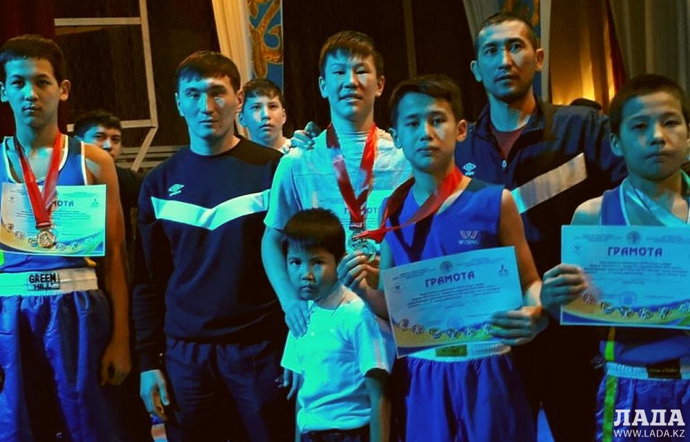 Награждение победителей. Фото предоставлено пресс-службой федерации бокса Мангистауской области