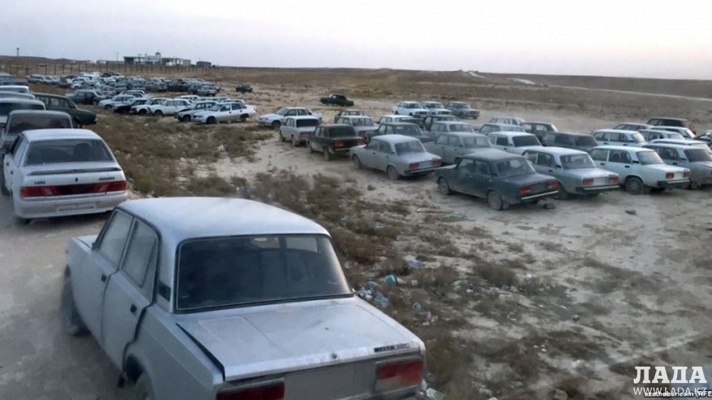 Новые автомобили около года стояли на границе Казахстана и Туркмении
