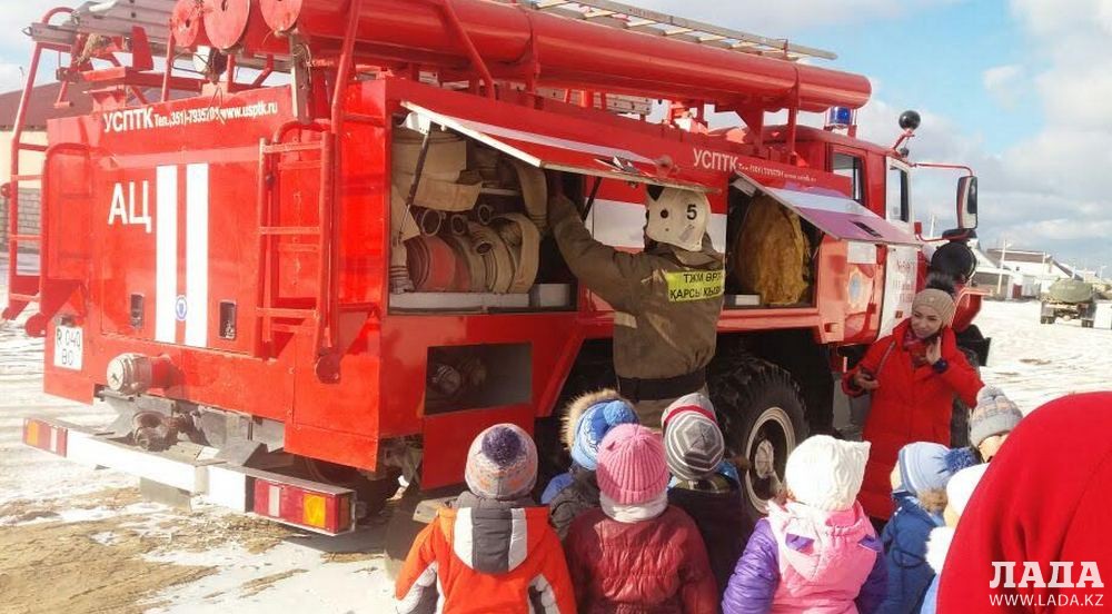 Ребята узнали, чем оборудованы настоящие боевые пожарные автомобили. Фото предоставлено службой пожаротушения