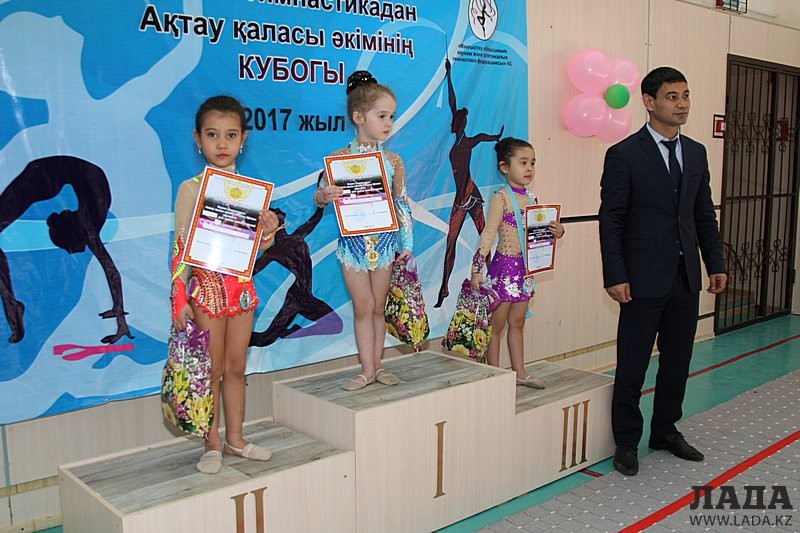 Самые юные гимнастки на пьедестале почета. Фото Ольги Ярославской