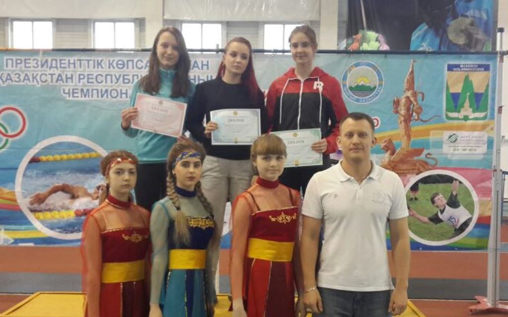Арина Мишеева (в центре) - обладательница золотой медали чемпионата. Фото предоставлено А.Кабаргиным