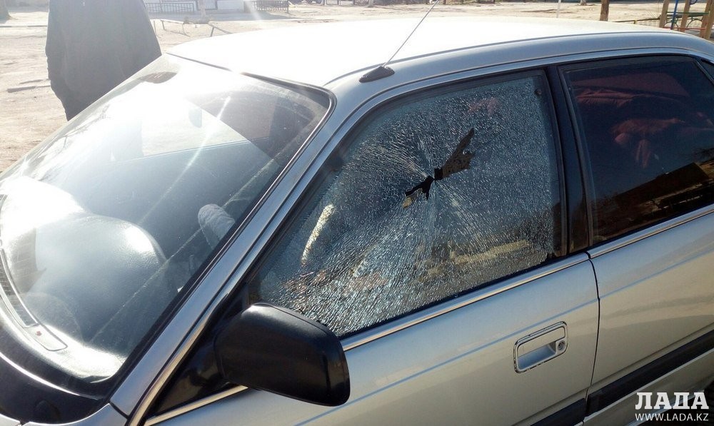 Частично выбитое стекло водительской двери Mazda
