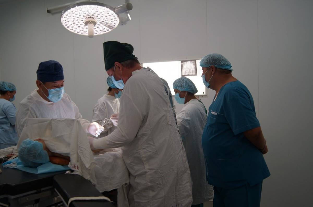 Санюкас Кестутис с казахстанскими коллегами во время операции. Фото из сети интернет