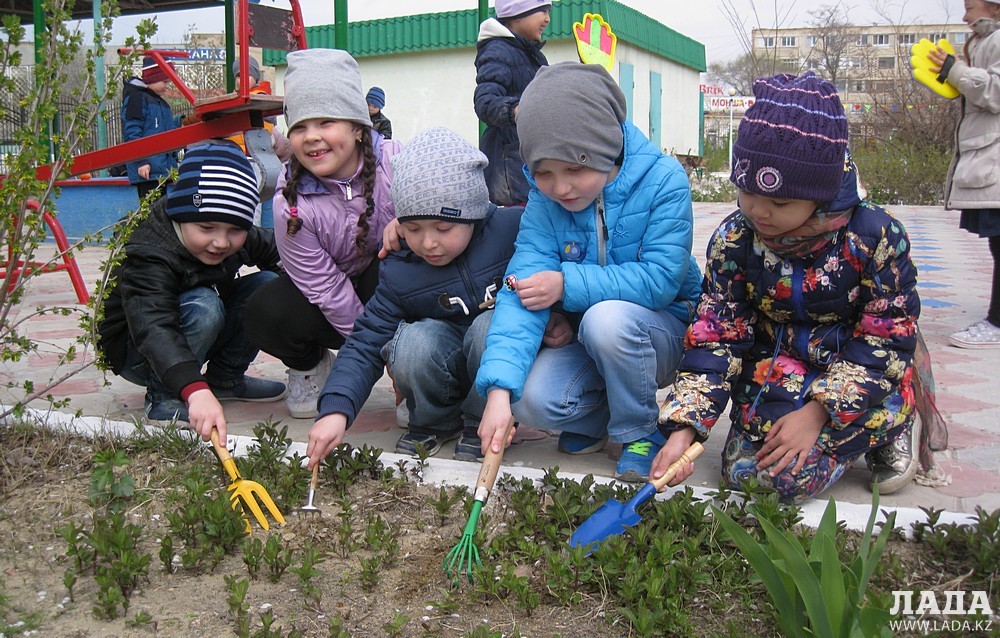 Дети сами ухаживают за огородом. Фото Ольги Ярославской