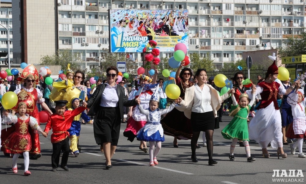 Праздничный парад. Фото Ольги Ярославской