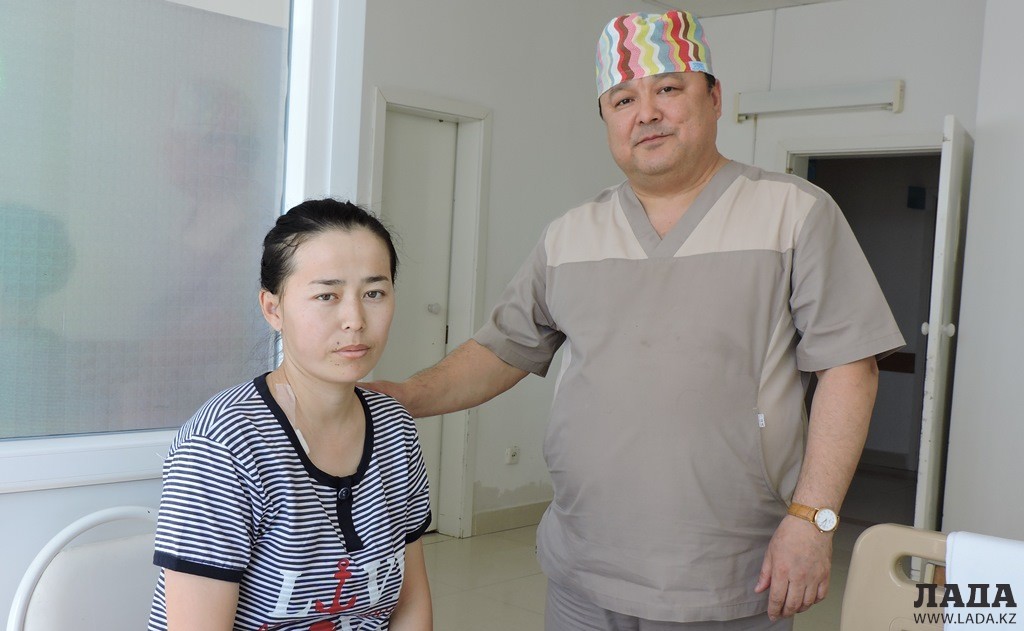 Талгат Мукантаев с пациенткой. Фото автора