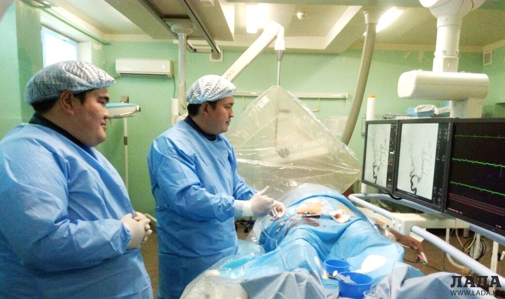 Нейрохирурги в операционной. Фото предоставлено инсультным центром