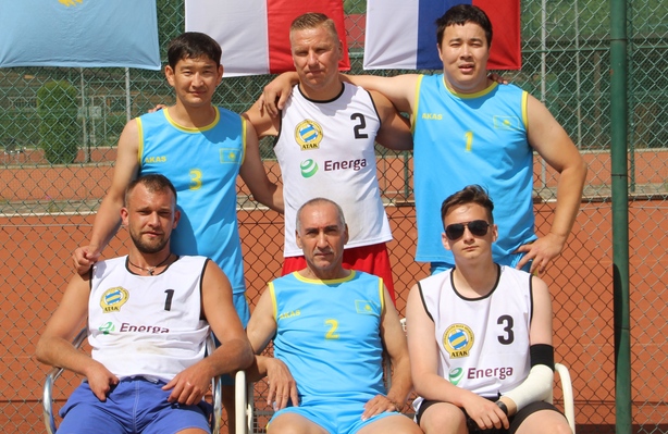 Мангистауская сборная с соперниками. Фото предоставлено Н.Кулушовым