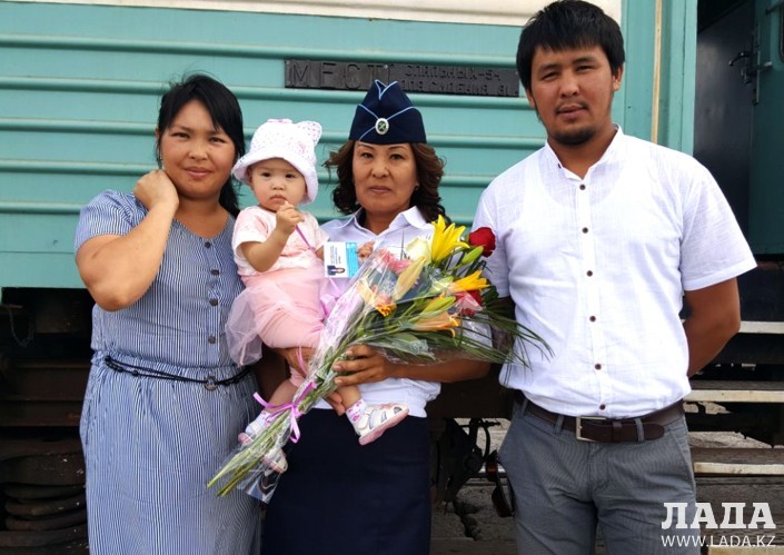 Алтынай Рамбаева с Фатимой и ее родителями. Фото пресс-службы АО «Пассажирские перевозки»
