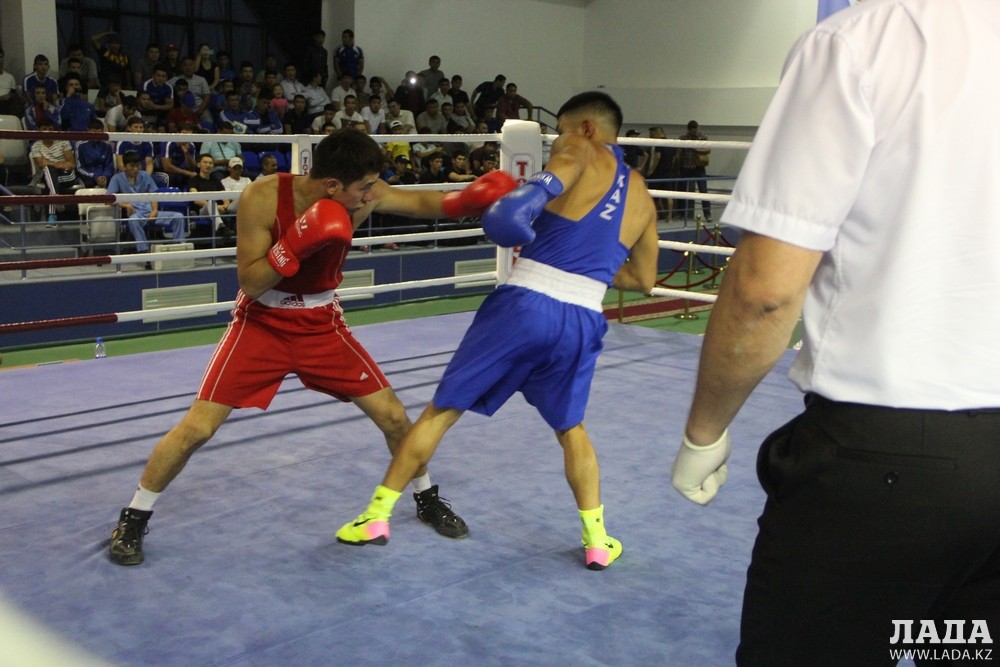 На ринге Берик Абрахманов против алматинского боксера Мейрамбека Мухтарова. Фото автора