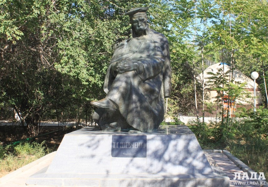 Памятник Т.Шевченко на территории музея. Фото автора из архива Lada.kz